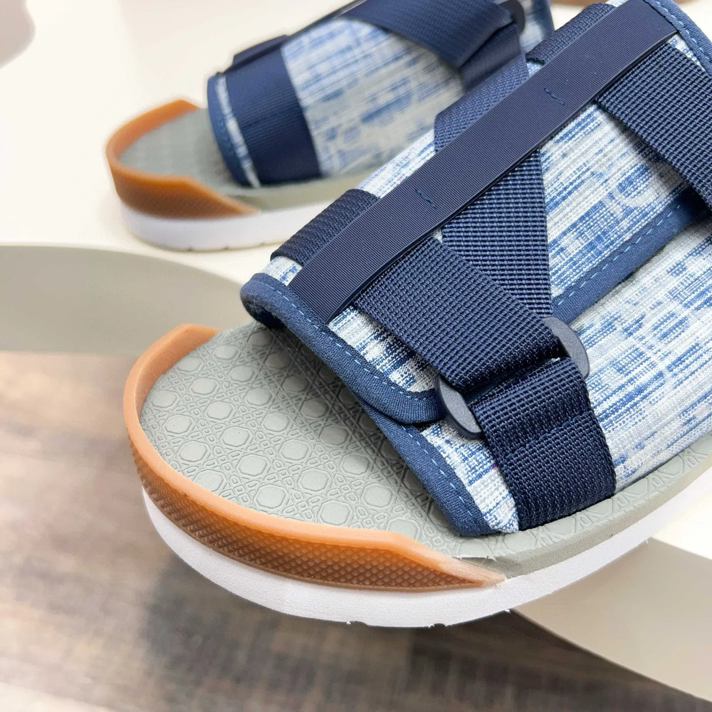Factory price: 280💰Dior Alias ​​men's leather slippers. This Alias ​​sandal is a new summer product, showing a casual and elegant style. Carefully crafted from grained cow leather and Oblique printed fabric, with cowhide lining! Cross-strap design with metal-clad brass CD Diamond logo. The imported cowhide leather and rubber sole adds sophistication and comfort, while Oblique print-effect anti-slip panels add style. Size: 38-44 (45 customized)
